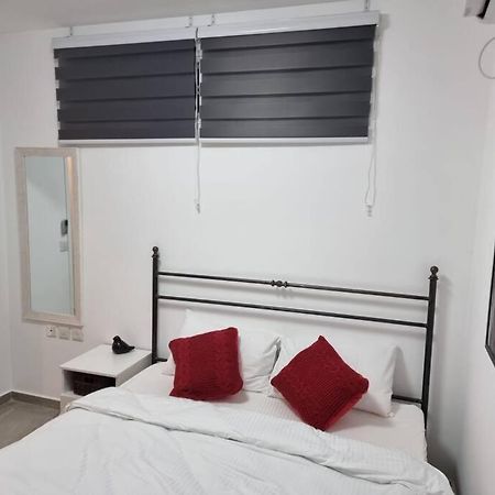 דירת זוּגַג מפנקת עם מרפסת משגעת ונוף למפרץ. Apartman Eilat Kültér fotó