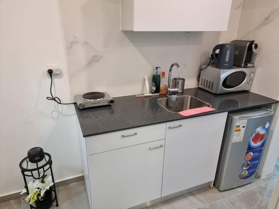 דירת זוּגַג מפנקת עם מרפסת משגעת ונוף למפרץ. Apartman Eilat Kültér fotó