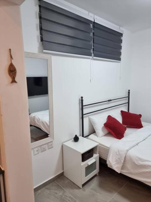 דירת זוּגַג מפנקת עם מרפסת משגעת ונוף למפרץ. Apartman Eilat Kültér fotó
