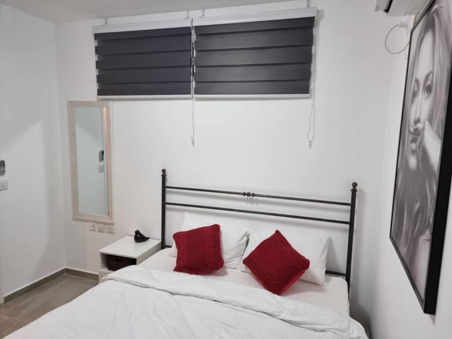 דירת זוּגַג מפנקת עם מרפסת משגעת ונוף למפרץ. Apartman Eilat Kültér fotó