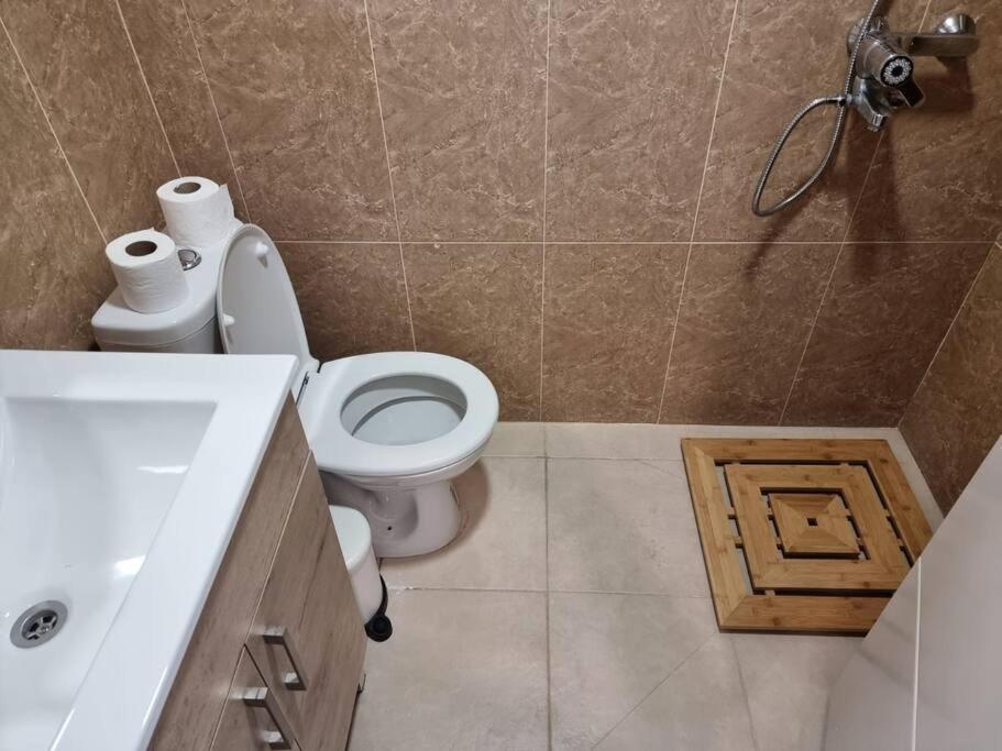 דירת זוּגַג מפנקת עם מרפסת משגעת ונוף למפרץ. Apartman Eilat Kültér fotó