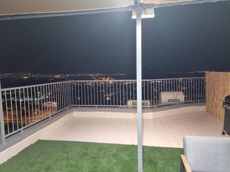 דירת זוּגַג מפנקת עם מרפסת משגעת ונוף למפרץ. Apartman Eilat Kültér fotó
