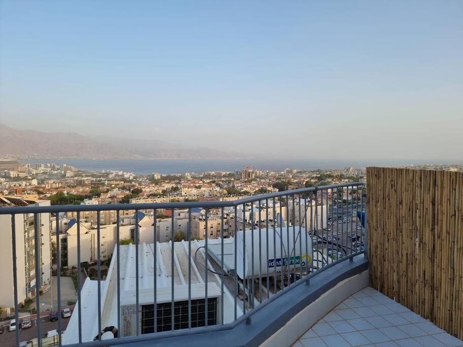 דירת זוּגַג מפנקת עם מרפסת משגעת ונוף למפרץ. Apartman Eilat Kültér fotó