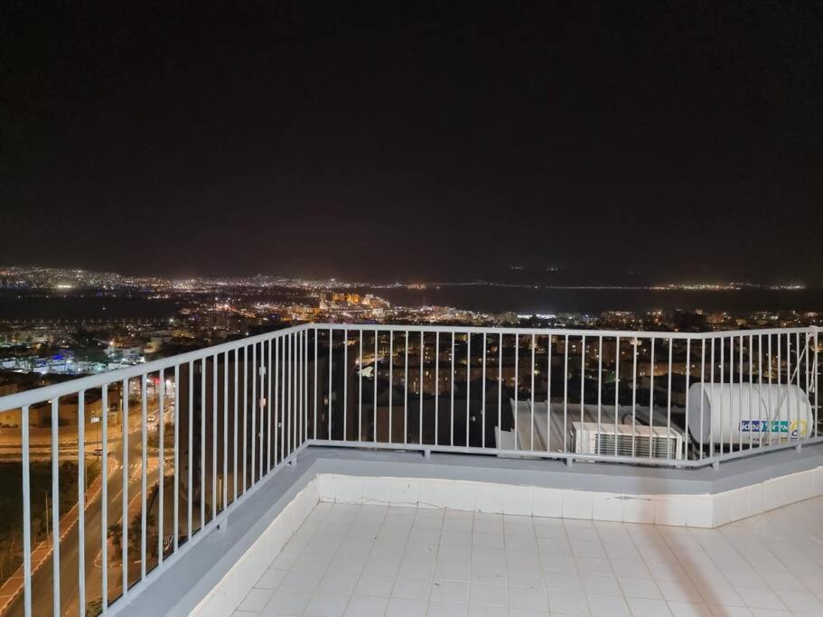 דירת זוּגַג מפנקת עם מרפסת משגעת ונוף למפרץ. Apartman Eilat Kültér fotó