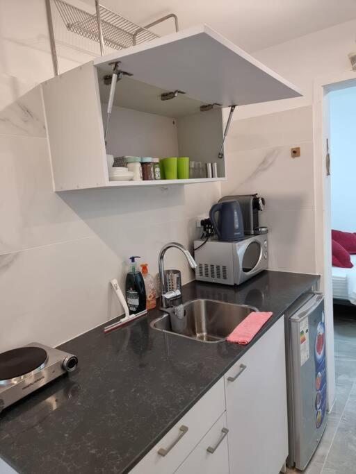דירת זוּגַג מפנקת עם מרפסת משגעת ונוף למפרץ. Apartman Eilat Kültér fotó