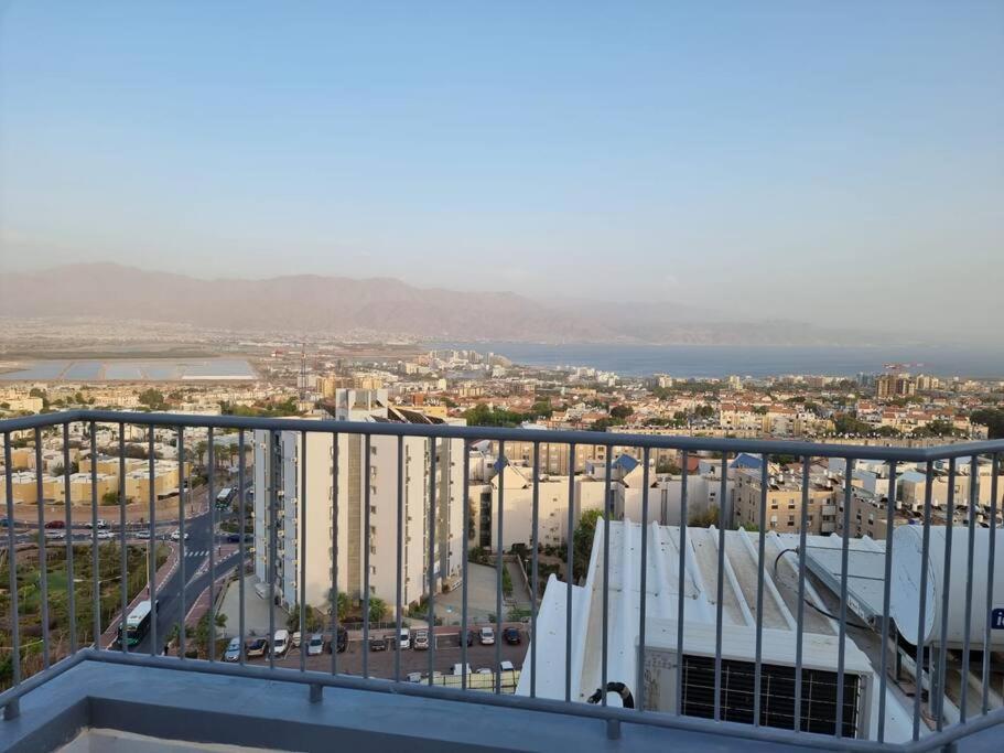דירת זוּגַג מפנקת עם מרפסת משגעת ונוף למפרץ. Apartman Eilat Kültér fotó